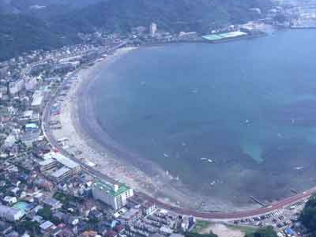 逗子湾は両サイドを山に囲まれ、約1km四方の湾になっています。レスキューの目も届くため、大きな事故が起きたことのないのが特徴です。_逗子ウインドサーフスクール