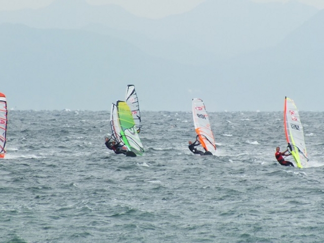 上級者クラスでのレースの一コマ_三浦ウインドサーフィンスクール シャロウリーフウィンドサーフ