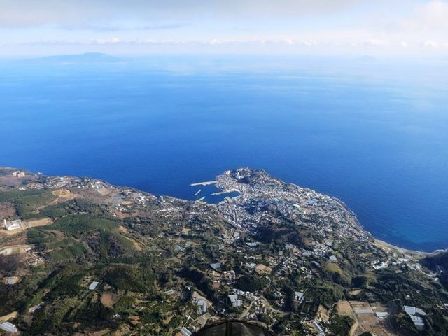 上空から稲取の町を眺める絶景フライト!_伊豆フライトハウス