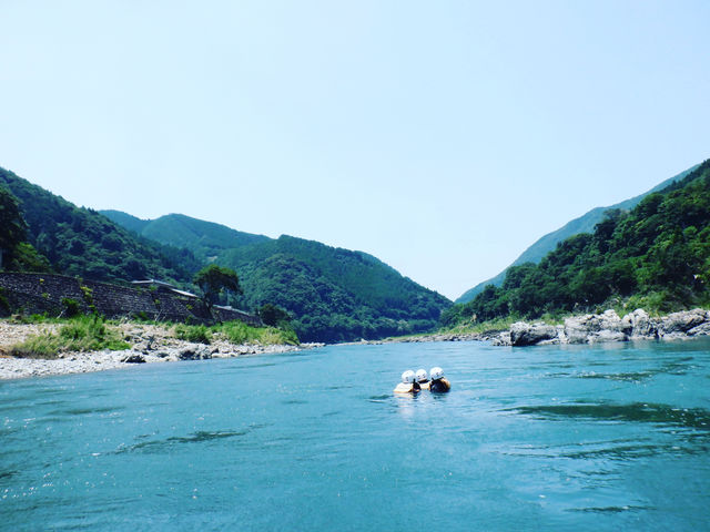 川の真ん中で景色を楽しみながら泳ぐのも楽しい!なかなか出来ない体験です!_Rafting Naughty Boys