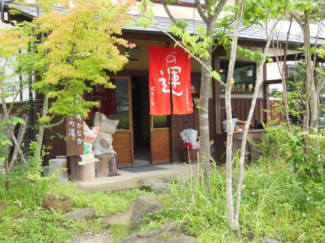 長湯温泉街の芹川沿いに位置する人形工房 かじかです。_人形工房かじか