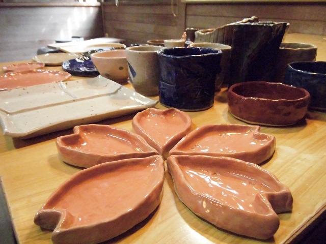 花びら形のお皿も自由に。_松尾陶工房