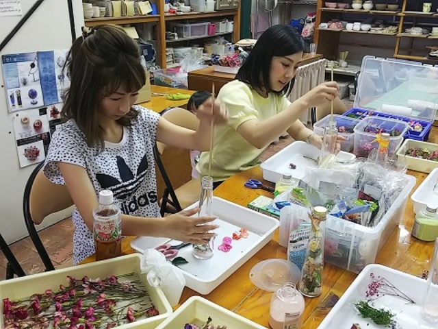 今人気のハーバリウム体験3500円〜。お花は300種類!_陶芸★ガラス★キャンドルフラワー教室★ちよ野(名古屋駅前本店)