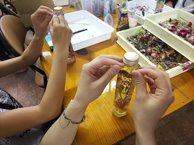 ハーバリウム体験はキャップとリボンも30種類から選べます!_陶芸★ガラス★キャンドルフラワー教室★ちよ野(名古屋駅前本店)