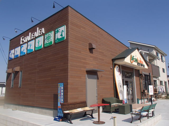 愛知県大府市にあるSHOPです。『HULAスタジオ/”Lealea”』も併設しており、海・ハワイ感あふれる『体験型SHOP』として他に類のないSHOPです。_ESTA SURF(エスタサーフ)