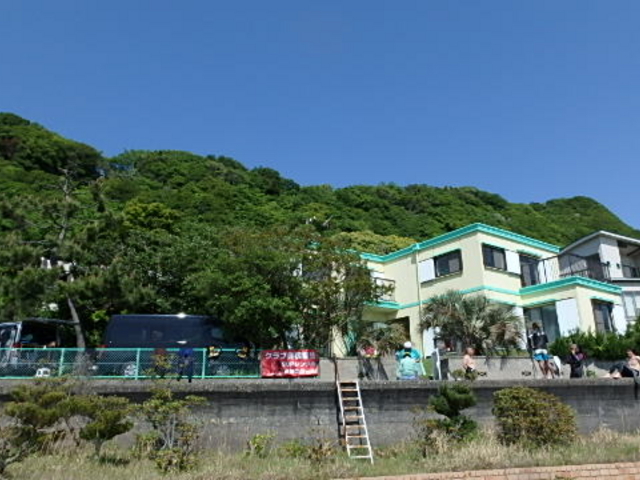 南知多町・内海小桝にある、クラブハウス『すいすい』です。海は目の前! 緑に囲まれたクラブハウスは、『ここは、愛知県!?』という雰囲気です。_ESTA SURF(エスタサーフ)