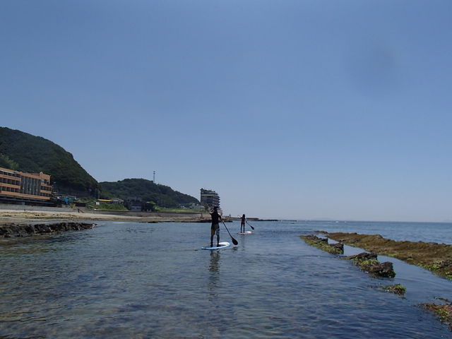 慣れて来て&コンディションも良ければ、ちょっと冒険チックに岩場・磯場のクルージングなんてのも好評。_ESTA SURF(エスタサーフ)