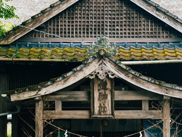 写真スポットB一期屋は国指定重要文化財 老神神社の参道にあります_球磨焼酎専門店一期屋