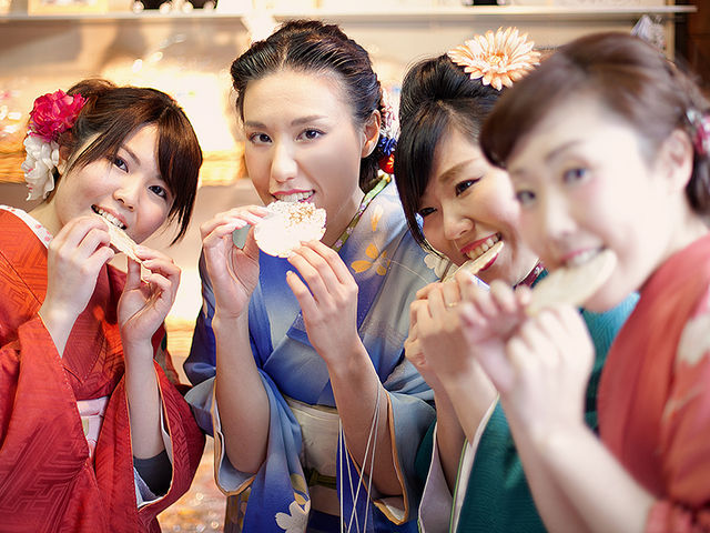 自分で焼いた米せんべい♪パリっと最高!_アンティーク着物レンタルの柏屋