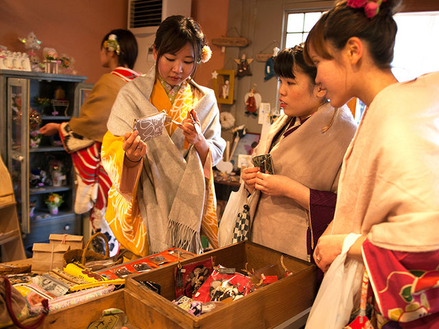 かわいい雑貨屋さんを巡っておみやげ選び。_アンティーク着物レンタルの柏屋