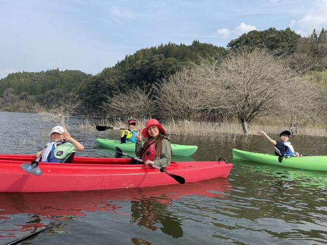穏やかな湖でお子様連れのファミリーにも最適です。_Go Nature