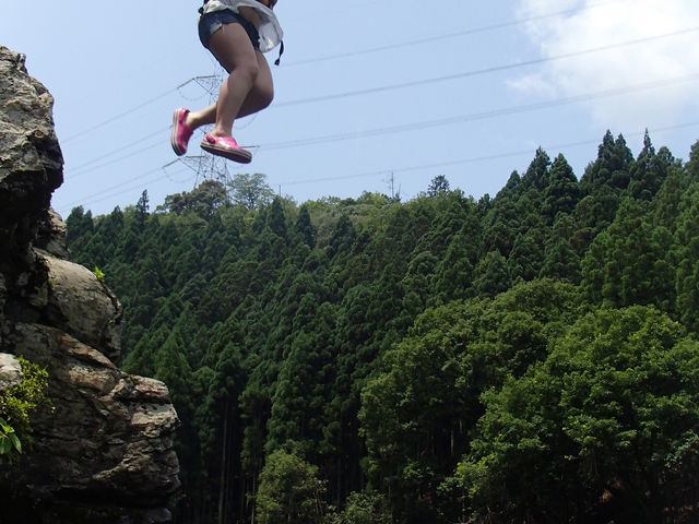 コース途中で高い岩の上からの飛び込みもできます。_トムソーヤ アドベンチャーズ