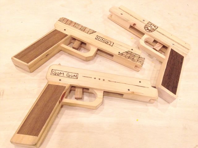地域材を使ったおもちゃ
連射式ゴム銃_木工房いとうぐみ