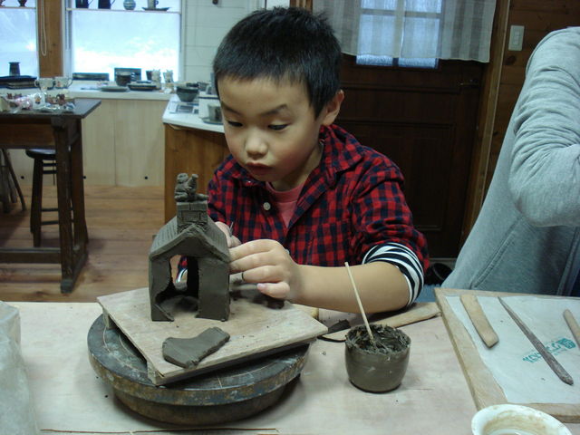 小学校低学年でも、熱中して力作を作ります_長内工房