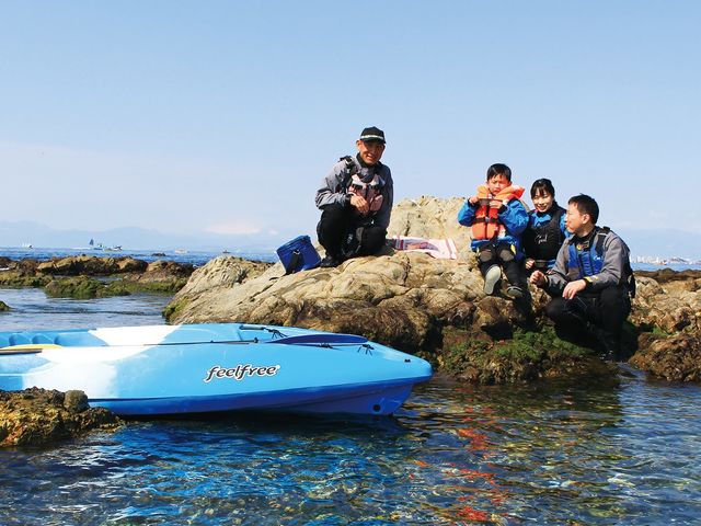 葉山森戸海岸は波の穏やかなビーチです。すぐ近くに岩場や無人島があって、初めての方もカヤックの楽しみを満喫できます。_葉山セーリングカレッジ 葉山シーカヤッククラブ