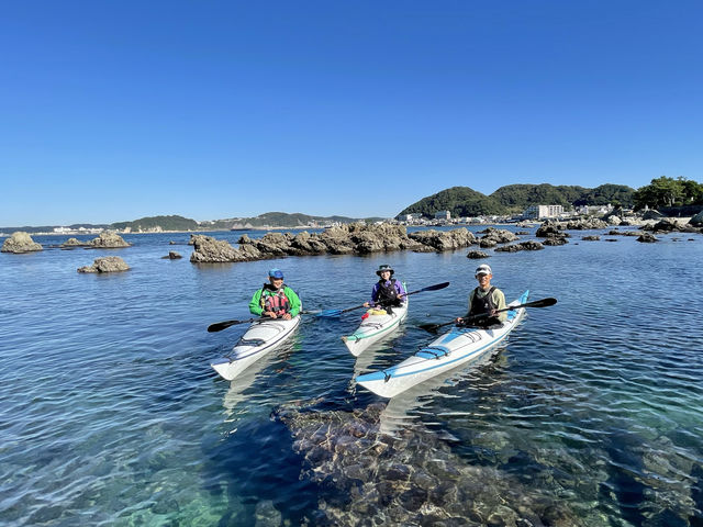 インストラクターが必ず近くを漕ぎますので初めての方も安心です!_葉山セーリングカレッジ 葉山シーカヤッククラブ