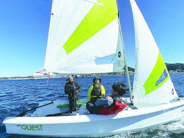 体験セーリングにグループで参加される場合は大きめのヨットでスクールを行います。_葉山セーリングカレッジ 葉山シーカヤッククラブ