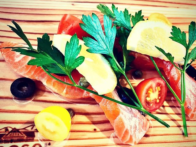 【ウッドプランク】
杉板に食材を載せてグリル。杉板を地酒に1日漬けてお酒の香りを付けるのがルポゼ流。_ルポゼ白馬