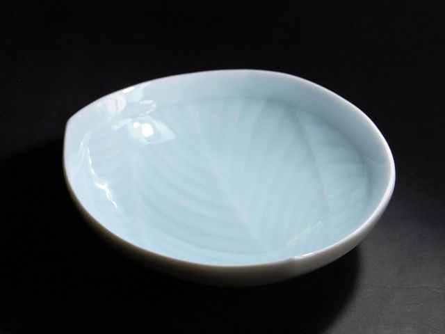 青白磁彫紋皿
工房の作品です_陶房のぎ
