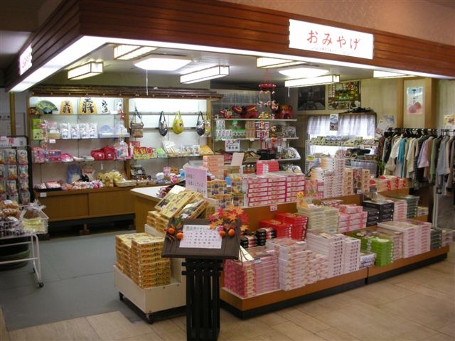 館内の売店にて、ご当地土産も販売中です_ごちそう様の宿 ホテル天竜閣