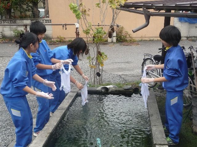 地下水を利用して染めます。お子様からお年寄りまで体験できます。_白木染物工場 藍しろき
