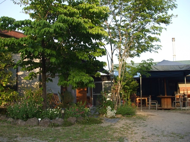 樹木に囲まれてたたずむ森の小さなカフェ_陶芸 榛名の麓