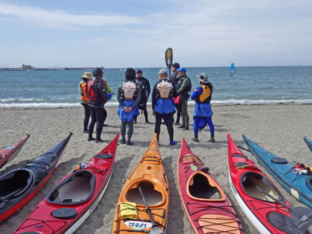 逗子海岸は波が立たない静かな湾です。正にシーカヤッキング絶好のラウンチングポイント!_逗子シーカヤックスクール
