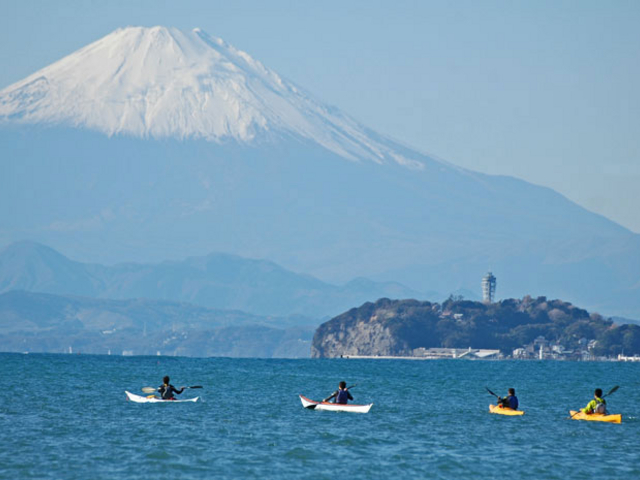 江の島の向こうに高くそびえる富士山を眺めながらカヤッキングは最高!_逗子シーカヤックスクール