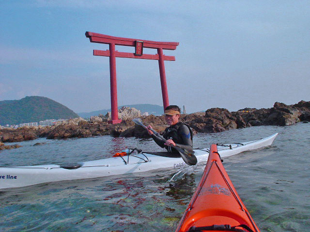 逗子沖には名島に佇む赤い鳥居や海の男・裕次郎灯台など巡るツーリングも一味違う!_逗子シーカヤックスクール
