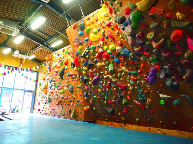 まったくの初心者からベテランまで楽しめるよう様々なコースが設定されています。_HEADROCK CLIMBING GYM