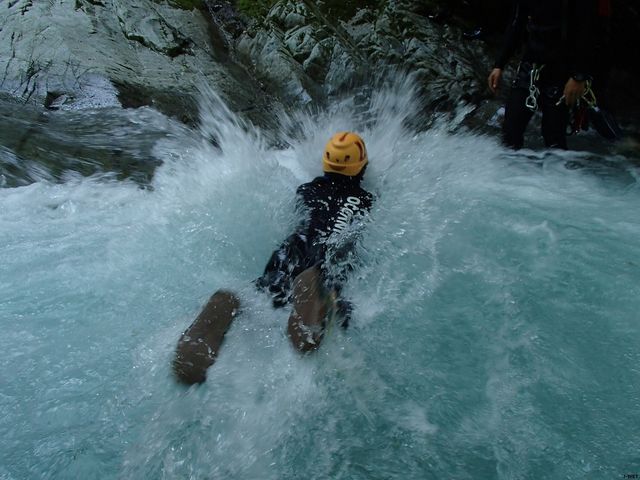 キャニオニングの醍醐味、急流を滑り降りるスリルを存分に味わってください!_J-WET Adventures