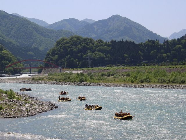 グループやご家族での参加も大歓迎。最大200名様まで体験可能です。_J-WET Adventures