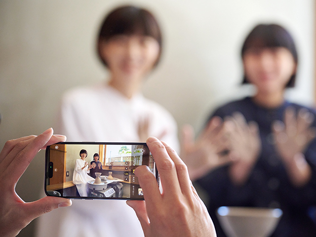 スマホでの写真撮影も。大切な人との特別な思い出づくりをサポートします。_瑞光窯 京都清水店