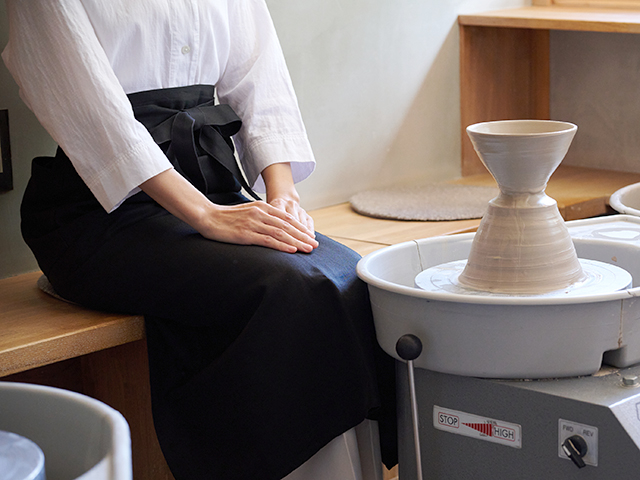 膝掛けの無料貸出があるので汚れる心配がなく、手ぶらで訪れることができるのも嬉しいポイント。_瑞光窯 京都清水店