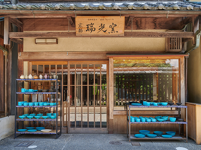 お店の外観です。店頭では、お買い得なアウトレット作品も販売しております。_瑞光窯 京都清水店