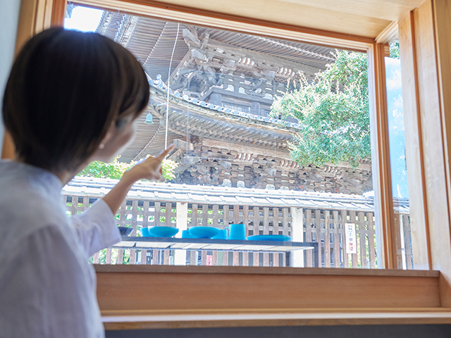 窓から見上げる「八坂の塔」。石畳の路や人力車など、風情ある京都の景観が広がる絶好のロケーションです。_瑞光窯 京都清水店