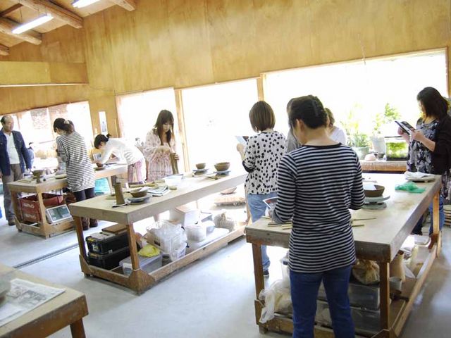 若い女性のグループ。こちらもわくわくします^^_村木陶芸スタジオ