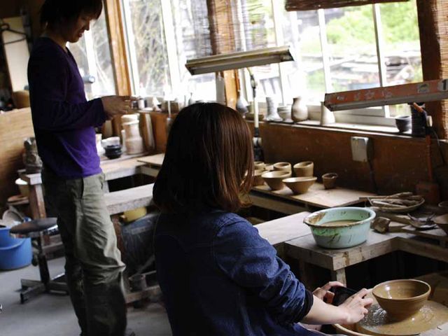 カップルで記念の作品造り。_村木陶芸スタジオ