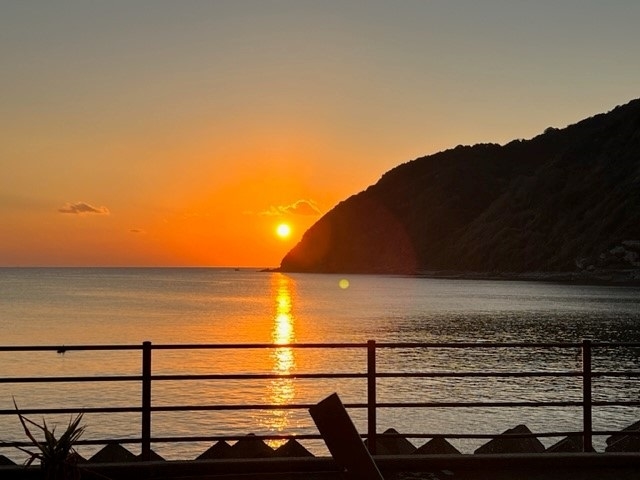 テントサウナから見る夕陽_天草マリンスポーツ体験センター