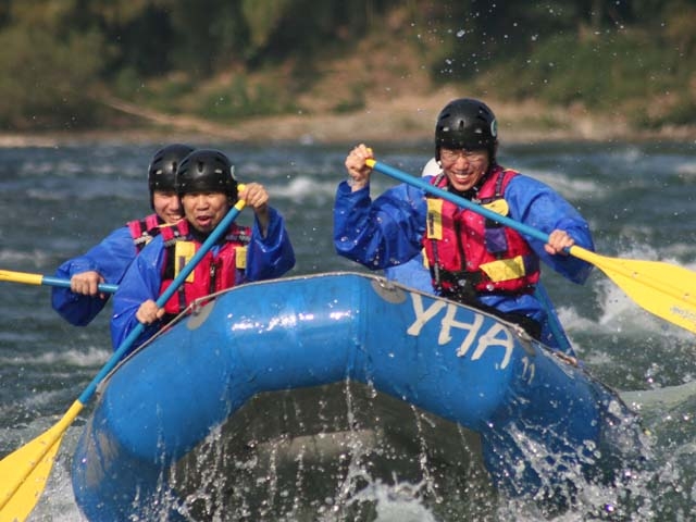みんなで力を合わせ大きな波も****_YHAラフティング