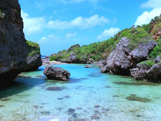 とある日の大神島の様子。素足のまま浅瀬に入れば、そこには波の音だけが存在しています。離島は夏の暑さを忘れるのにぴったりのスポット!_大神島マリンクラブ