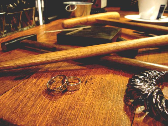 プロの工具を使って職人気分を味わえます。鎚目のハンマーだけで20種類以上あります!_La Bottega Nero