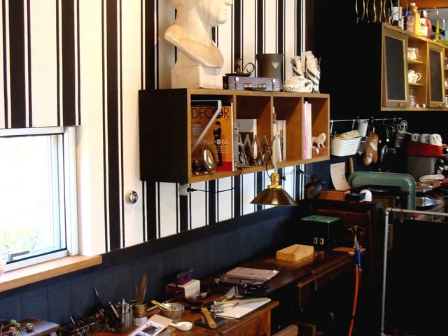 小さな店内で1組ずつ作業していきます。_La Bottega Nero