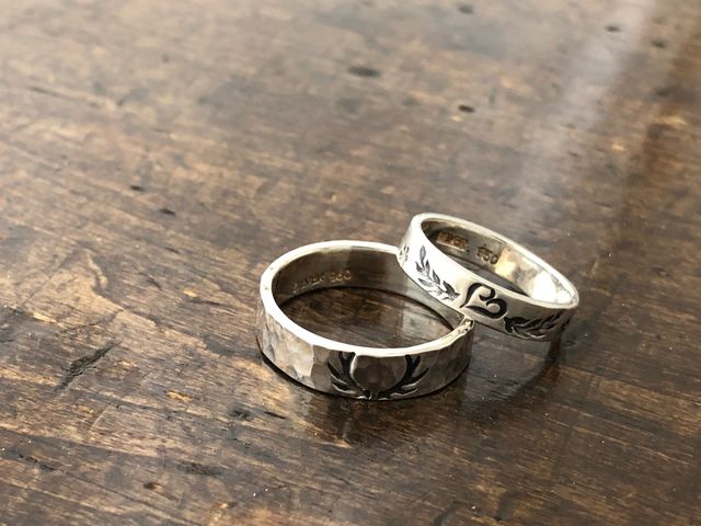 鎚目模様の上にワンポイントで刻印を入れる事もOK!_La Bottega Nero