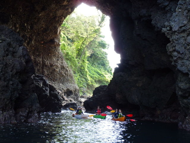 海況が良ければ淀の洞門の中へもご案内♪_MERI Adventure Tours