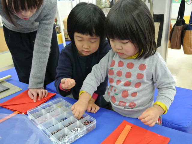 ビョウの色を選んでオス、メス4セット用意します。_かばんのたなか