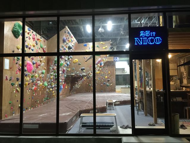 夜は店内の様子が良く見えます_クライミングジム NICO