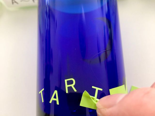 カットが難しい文字や数字などはシールをご用意していますので、メッセージや日付も簡単に入れられます!_ガラス工芸たぁとんグラス