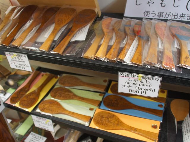 しゃもじ色々。漆塗りは当店で塗っております。_宮島手づくり工房