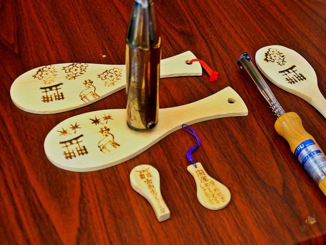 焼印でしゃもじを作りませんか。しゃもじやストラップ・箸置きに型印(鳥居・もみじ・鹿・桜・宮島)と文字が書ける焼印で作れます。_宮島手づくり工房